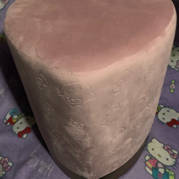 Hello Kitty Vanity stool - Picture 3 of 9